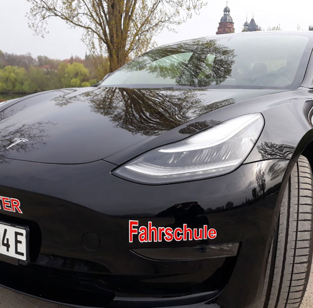 Tesla-Fahrschule in Aschaffenburg | Führerschein | Unser Special